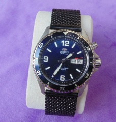 Orient Blue Mako na czarnym meshu PVD