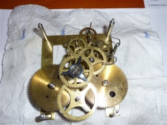 Faza montażu mechanizmu zegara