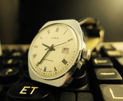 Cyferblat w kolorze platynowym z rzymskimi cyframi.