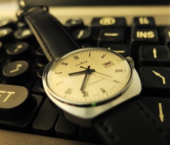 Cyferblat w kolorze platynowym z rzymskimi cyframi.