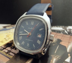 Niebieska tarcza i pasek