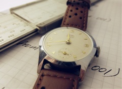 Ciekawie dzielona koperta i ładna tarcza.