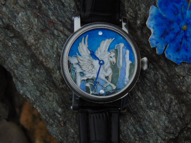 "Pegasus" srebrna tarcza pokryta emalią porcelanową.