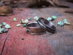 Tytanowe obrączki inkrustowane drewnem i turkusem.