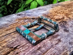 "Prehistoryczna" klamra z brązu, inkrustowana kością mamuta i malachitem