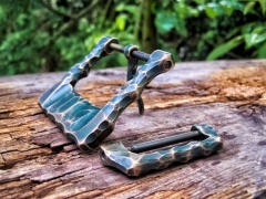 "Prehistoryczna" klamra z brązu, inkrustowana kością mamuta i malachitem