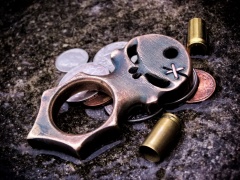 Charakterny mosiężny breloczek