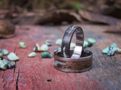 Tytanowe obrączki inkrustowane drewnem i turkusem.