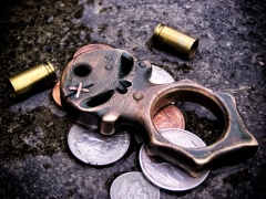 Charakterny mosiężny breloczek