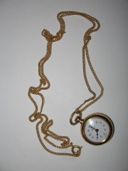 Zegarek-wisiorek firmy Royal koloru żółtego wraz z łancuszkiem