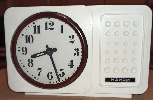 Budzik z pozytywką Nairi