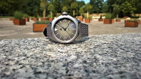 RZE Resolute 2022 Arctic Grey strap.jpg