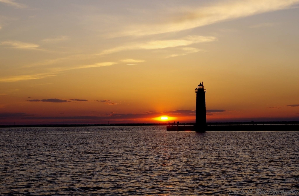 Muskegon South Pierhead Lighthous.jpg