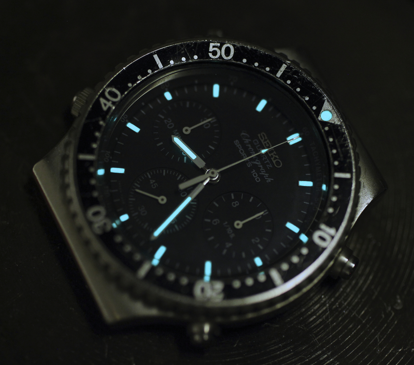 seiko 7A28 7040 lume.jpg