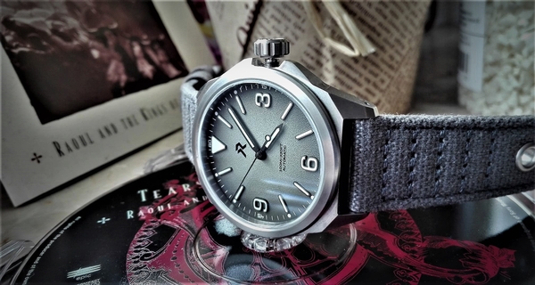 RZE Resolute Arctic Grey.jpg