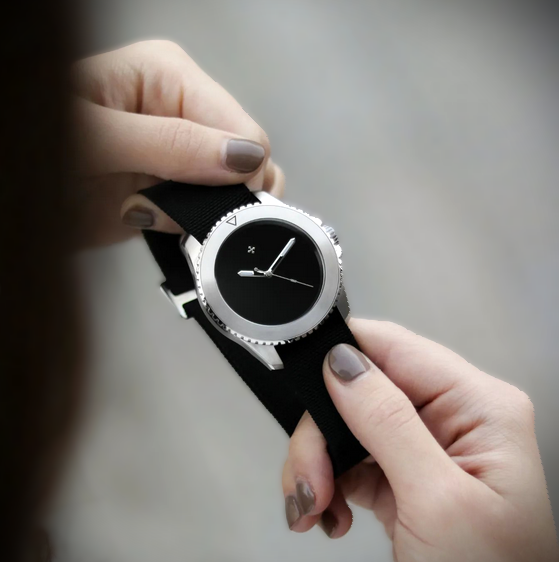 Nereide Ultrablack w kocich łapkach.png