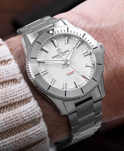 Nordic-Marine-Instruments-OSTERSOEN-Himmelbla-Arctiv-Hvid-wrist-shot.jpg