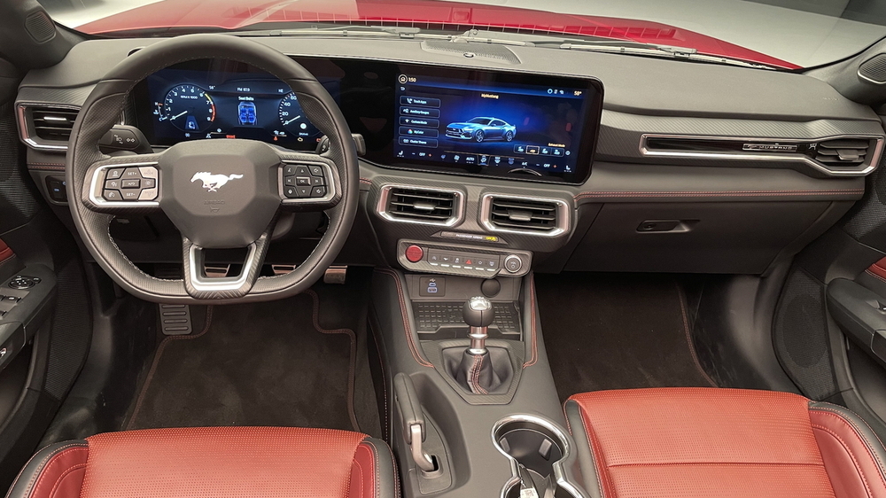 2024-ford-mustang-interior_100876989.jpg