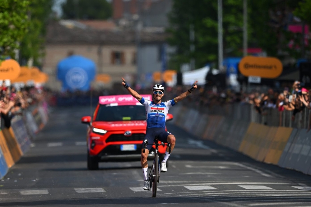 Alaphilippe-Giro-1392x928.jpeg