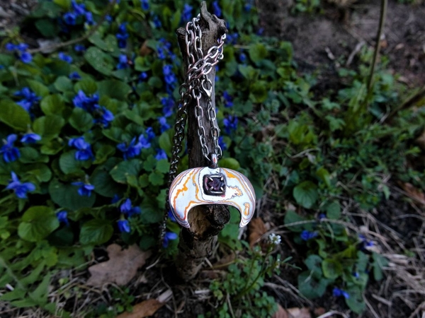 Lunula z rubinem.jpg