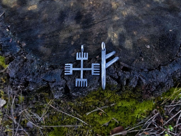 Ręce Boga i Fehu runa.jpg