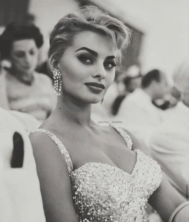 Sophia Loren 1955 Venice Film Festival.jpg