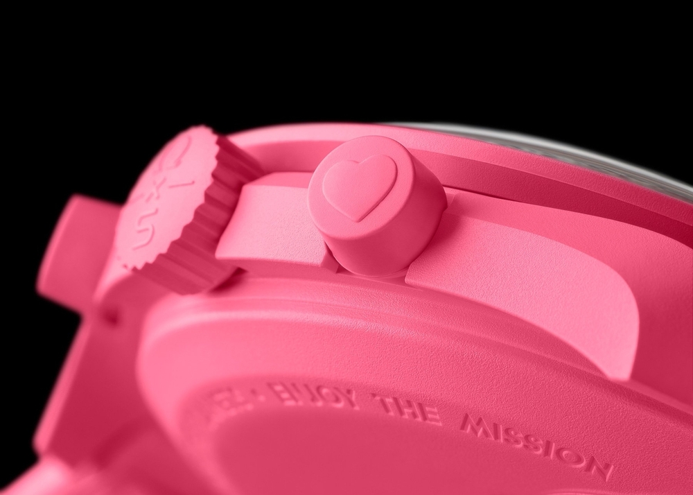 sc01_25_Moonswatch_PinkMoon_close-up-heart_black.jpg