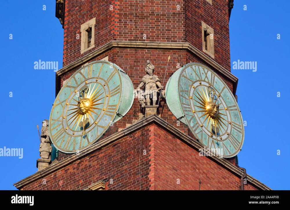 the-clock-of-the-gothic-old-town-hall-stary-ratusz-at-the-rynek-market-square-wroclaw-poland-2AA4PX8.jpg