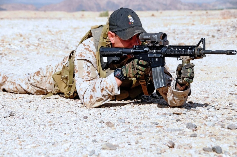 a-us-navy-seal-wearing-a-g-shock-watch-during-desert-v0-tasijogbdk091.jpg