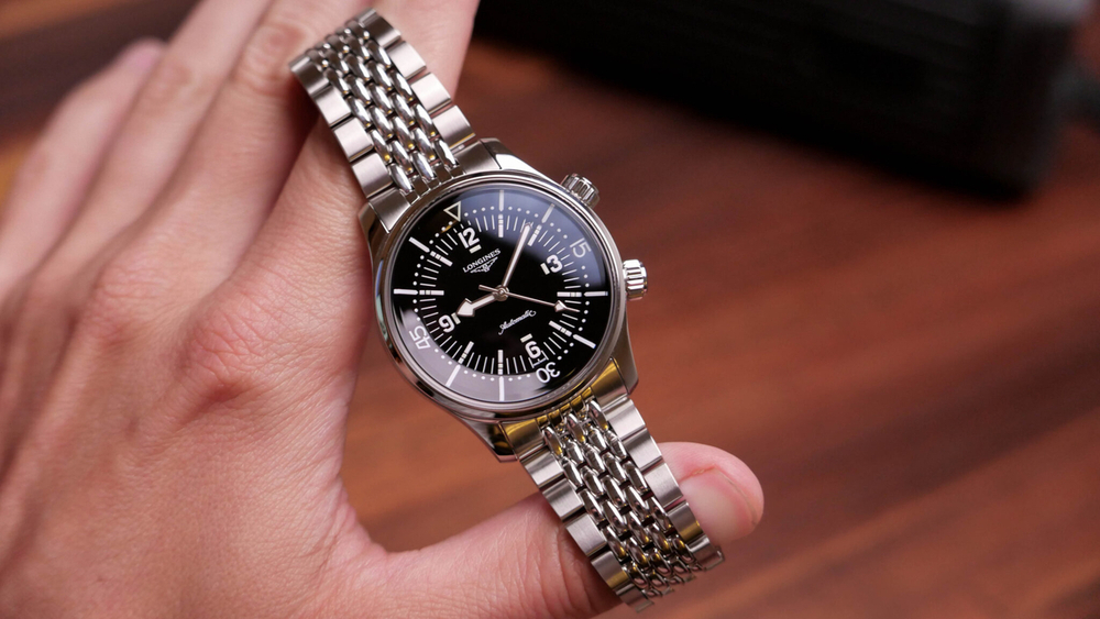 Longines-Legend-Diver-39-In-Hand-2048x1154.jpg